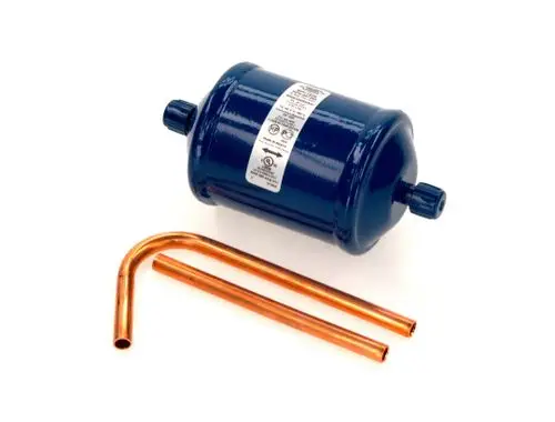 Blauer Filter mit zwei Kupferrohren, das unter anderem von Bosch verwendet wird. Der Filter hat zwei Anschlussköpfe zum Verbinden mit anderen Komponenten.